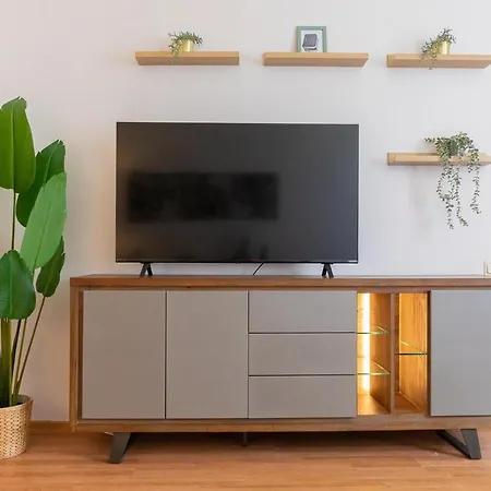 Modern 2br In Center Renovated In 2025 شقة