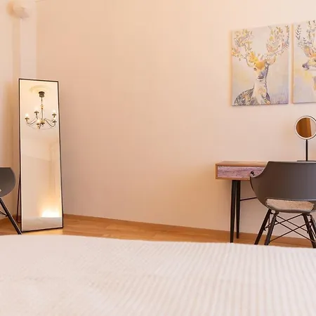 Modern 2br In Center Renovated In 2025 公寓